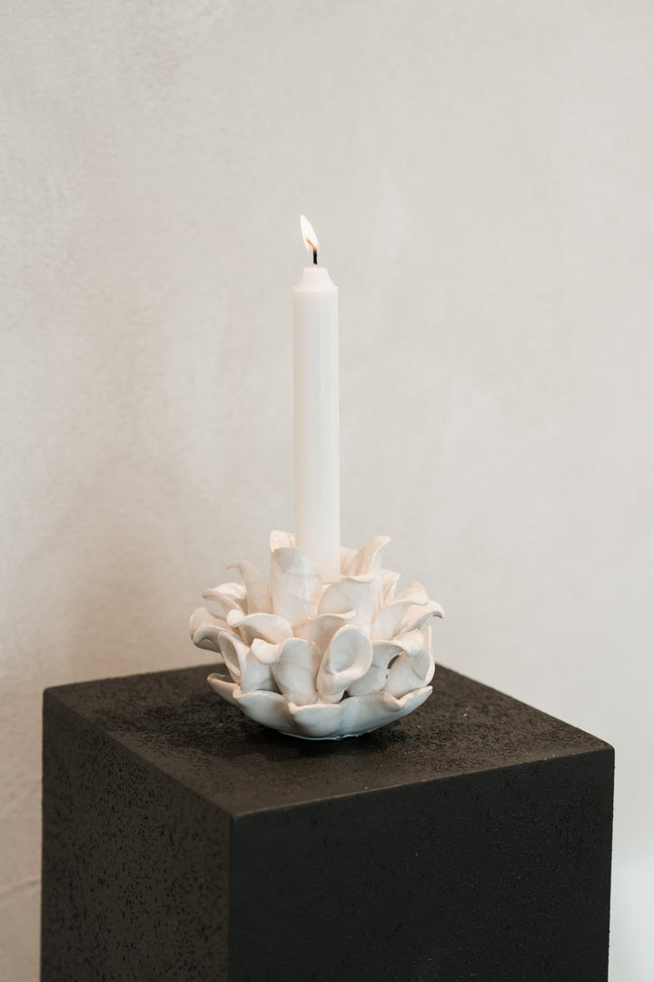 Naturinspirierter Kerzenhalter aus Steingut