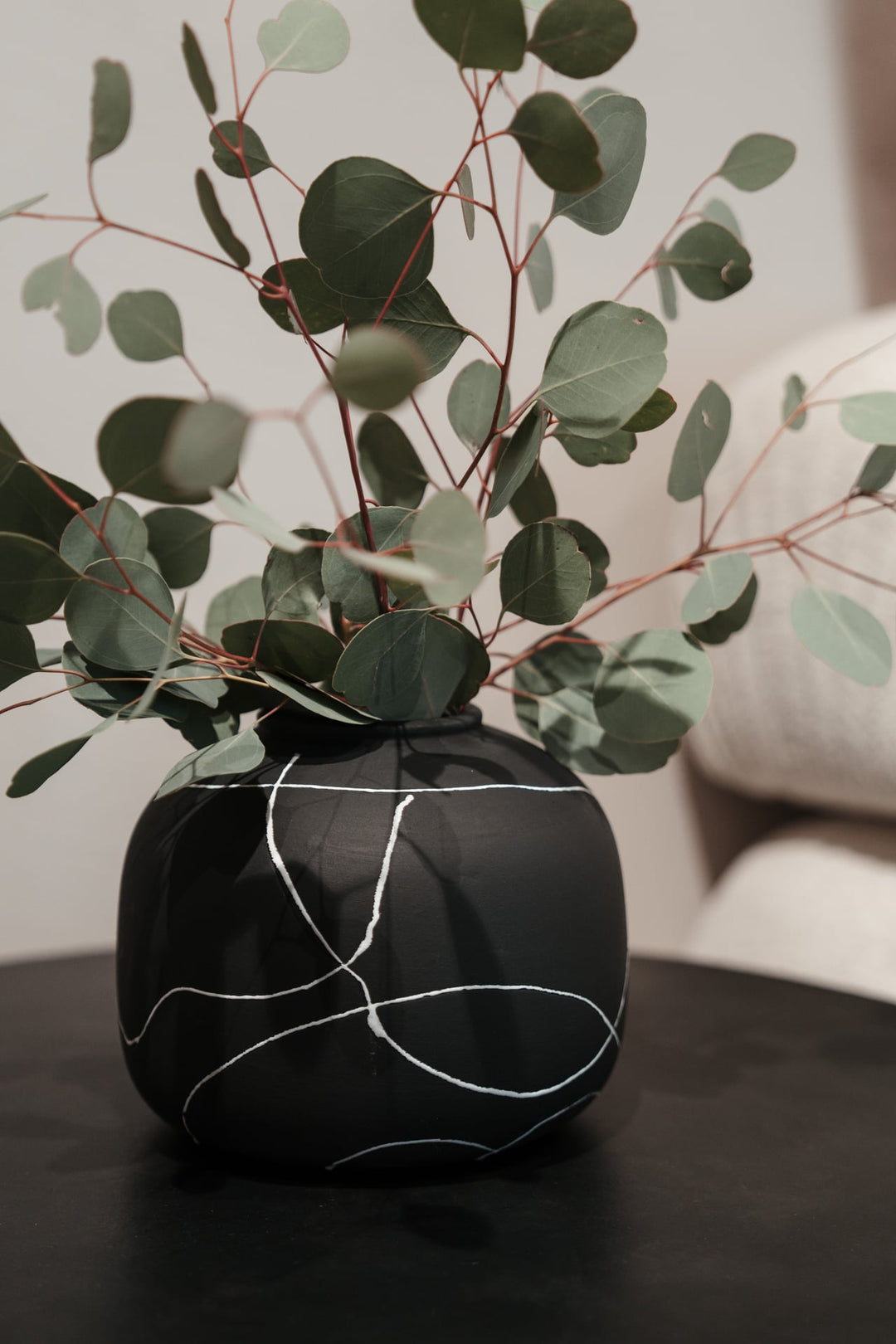 Mattschwarze Vase aus Terrakotta