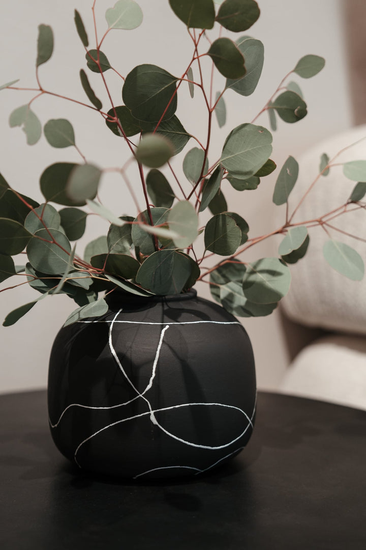 Mattschwarze Vase aus Terrakotta