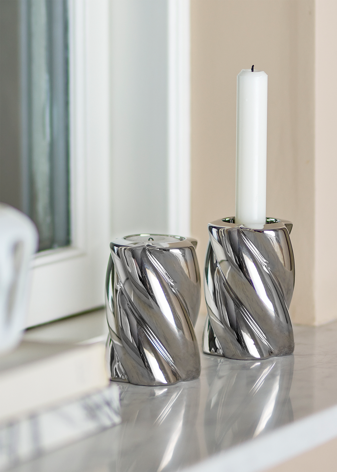 Kerzenhalter aus Steingut in silberner Chromoptik, 2er Set