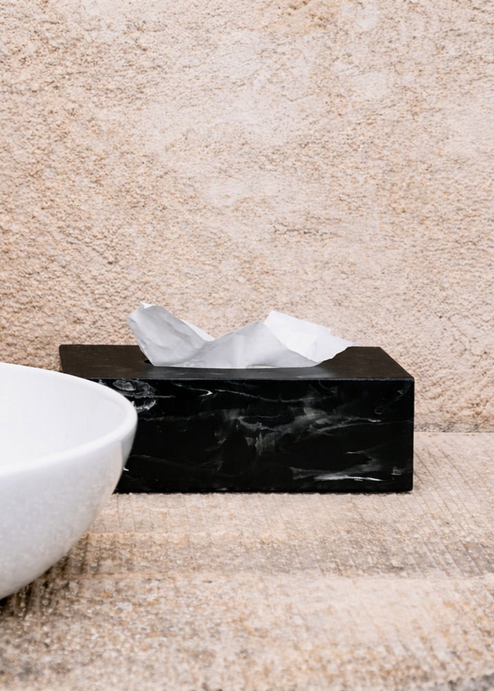 Kosmetiktuchbox aus Polyresin in Marmoroptik, schwarz