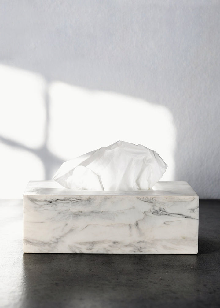 Kosmetiktuchbox aus Polyresin in Marmoroptik, weiss