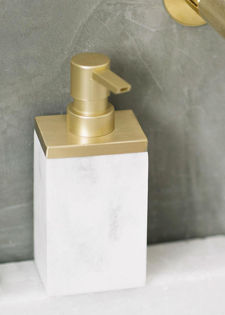 Rechteckiger Seifenspender aus Polyresin in Marmoroptik