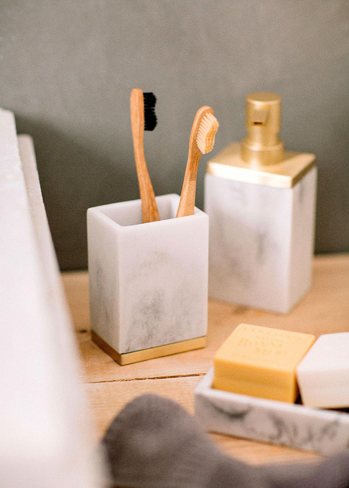 Rechteckiger Zahnbürstenhalter aus Polyresin in Marmoroptik