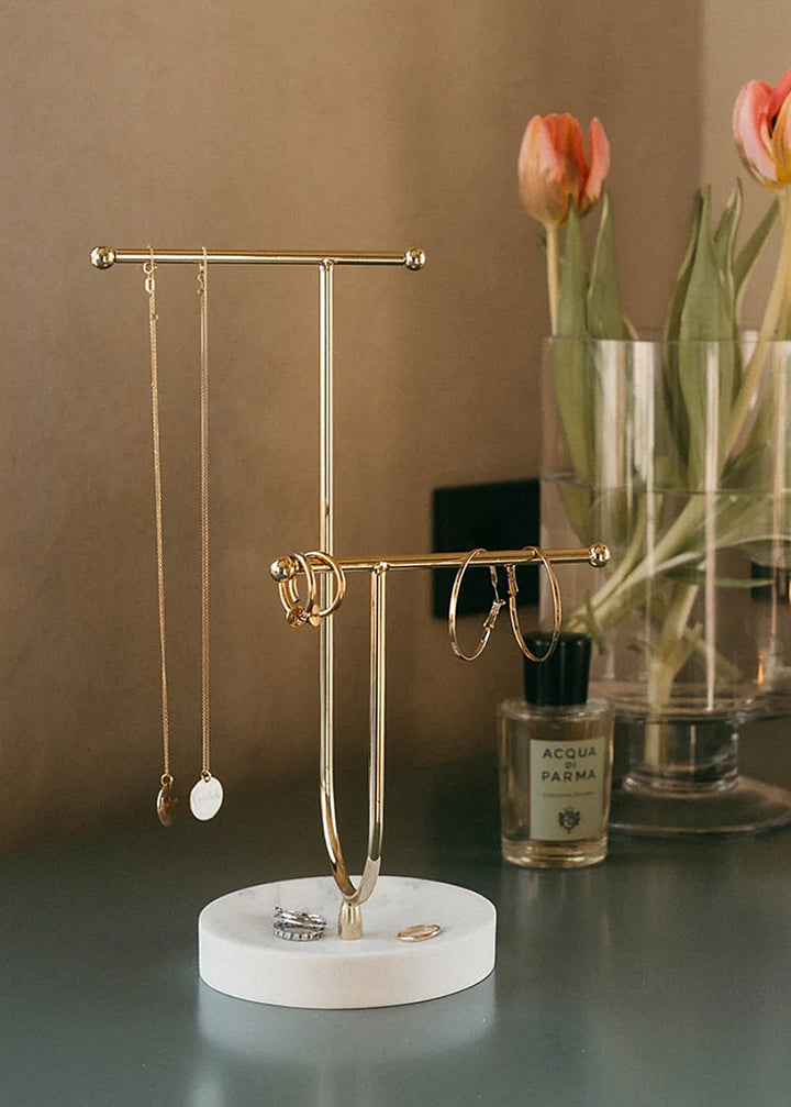 Schmuckhalter mit Sockel in Marmoroptik, goldfarbig