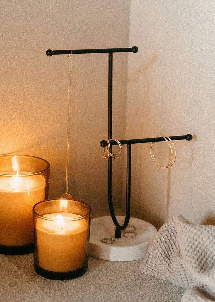 Schmuckhalter mit Sockel in Marmoroptik, schwarz