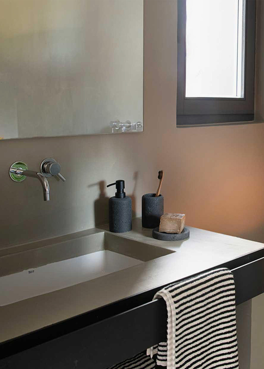 Seifenspender aus Polyresin in Steinoptik, schwarz